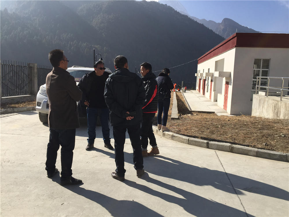 日喀則市環(huán)保督導(dǎo)組蒞臨吉隆縣污水處理廠檢查并指導(dǎo)工作，我吉隆縣環(huán)保局局長和分管縣長熊等領(lǐng)導(dǎo)陪同